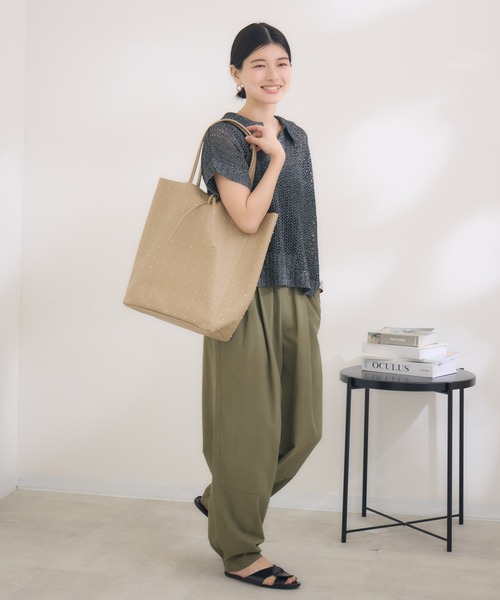 KATHARINE ROSS（キャサリンロス）の「【MARLON FIRENZE/マルロン】スタッズトート（トートバッグ・レディース・ブラック/ベージュ・MEDIUM）」の5枚目の写真