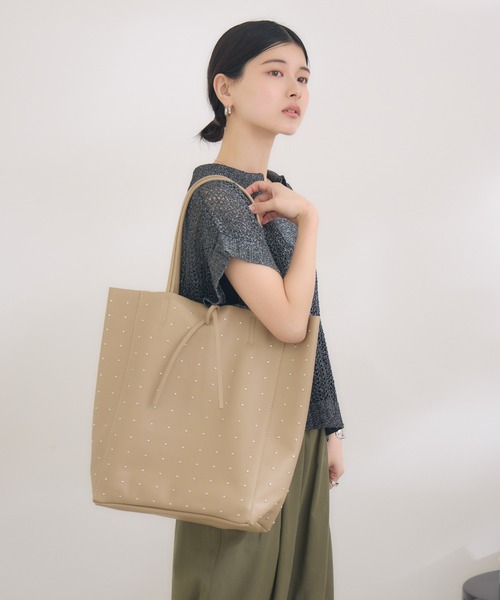 KATHARINE ROSS（キャサリンロス）の「【MARLON FIRENZE/マルロン】スタッズトート（トートバッグ・レディース・ブラック/ベージュ・MEDIUM）」の8枚目の写真