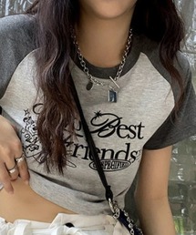 lilful（リルフル）の「配色デザイン フロントプリント ラグランクロップドTシャツ（Tシャツ/カットソー）」