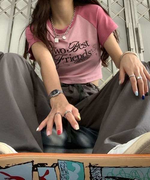 lilful（リルフル）の「配色デザイン フロントプリント ラグランクロップドTシャツ（Tシャツ/カットソー・レディース・ブルー/ピンク/グレー/ベージュ・M/S）」の16枚目の写真