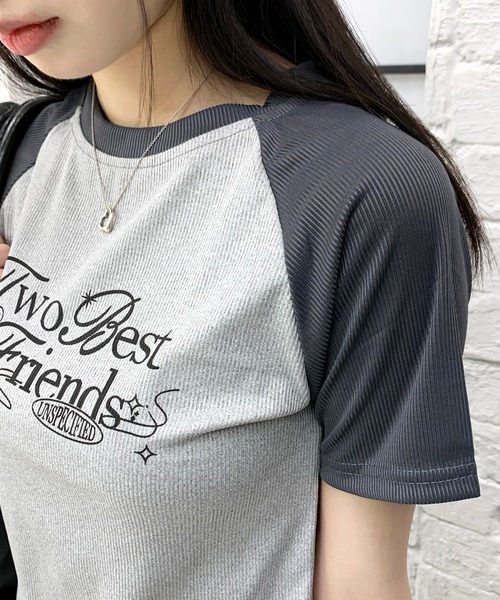 lilful（リルフル）の「配色デザイン フロントプリント ラグランクロップドTシャツ（Tシャツ/カットソー・レディース・ブルー/ピンク/グレー/ベージュ・M/S）」の17枚目の写真