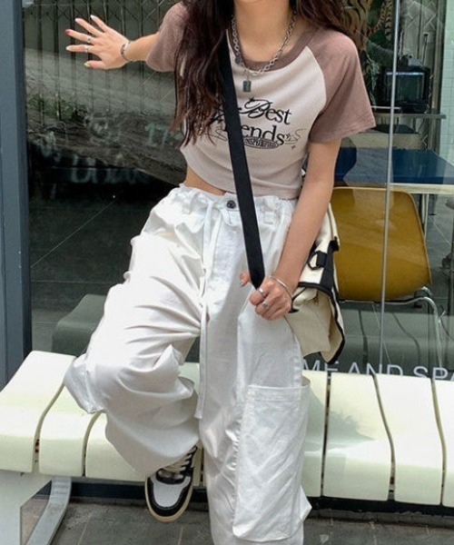 lilful（リルフル）の「配色デザイン フロントプリント ラグランクロップドTシャツ（Tシャツ/カットソー・レディース・ブルー/ピンク/グレー/ベージュ・M/S）」の11枚目の写真