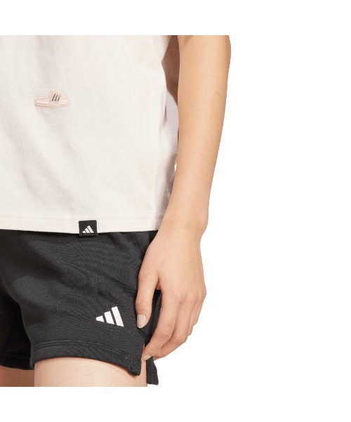 adidas(アディダス)の「アディダス adidas ラウンジ サンダルグラフィック 半袖Tシャツ(Tシャツ/カットソー・レディース・ベビーピンク/ライトベージュ・S/M/L/XL)」の7枚目の写真