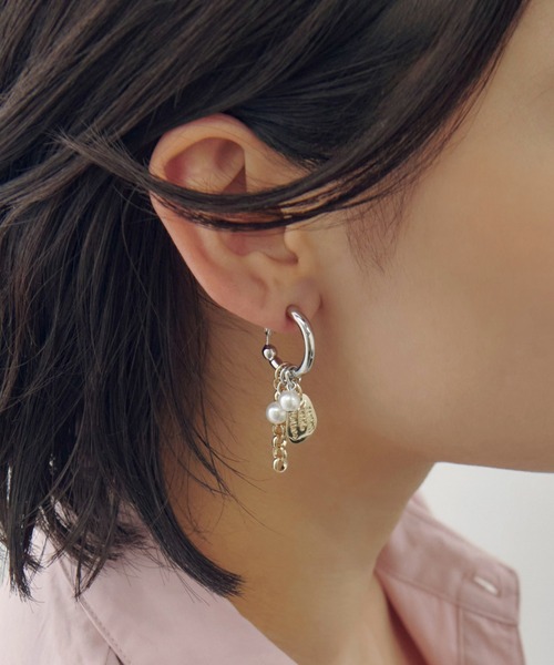 GOLDY(ゴールディ)の「コイン プレート チャーム パール イヤリング(イヤリング・レディース・ゴールド/シルバー×ゴールド/シルバー・FREE)」の2枚目の写真