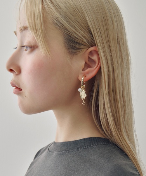 GOLDY(ゴールディ)の「コイン プレート チャーム パール イヤリング(イヤリング・レディース・ゴールド/シルバー×ゴールド/シルバー・FREE)」の9枚目の写真