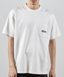 ユニバーサルオーバーオール別注ポケットプリントTシャツ