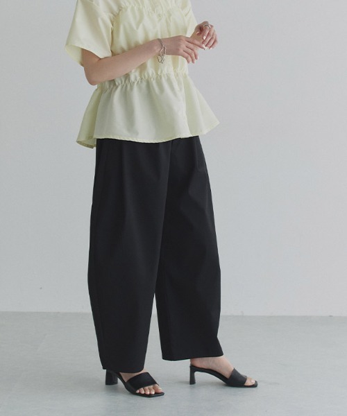 ECLAM(クラム)の「サイドタックコクーンパンツ(その他パンツ・レディース・ブラック/ライトベージュ・M)」の4枚目の写真