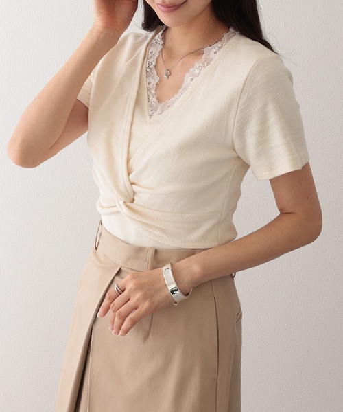 Lace Ladies(レースレディース)の「フロント ツイスト Vネック レース 半袖 カットソー(Tシャツ/カットソー・レディース・アイボリー/ブルー・M)」の1枚目の写真