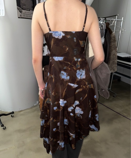 SHAGGIE(シャギー)の「フラワープリントラッフルロングワンピース(ワンピース・レディース・ブラウン・SMALL/MEDIUM)」の4枚目の写真