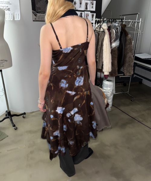 SHAGGIE(シャギー)の「フラワープリントラッフルロングワンピース(ワンピース・レディース・ブラウン・SMALL/MEDIUM)」の3枚目の写真