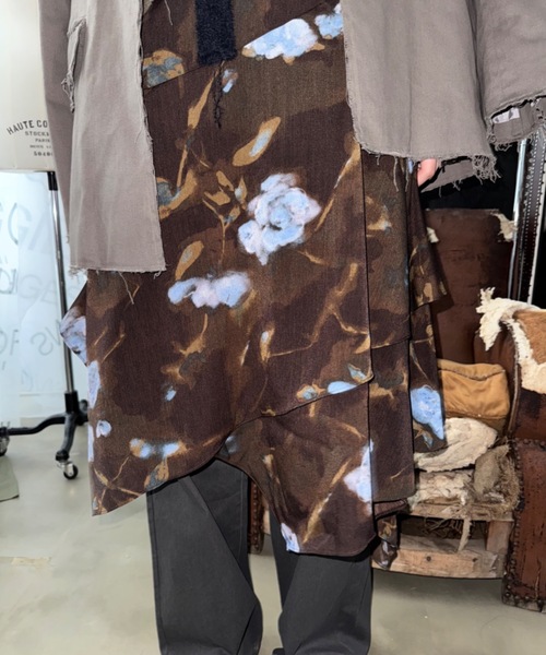 SHAGGIE(シャギー)の「フラワープリントラッフルロングワンピース(ワンピース・レディース・ブラウン・SMALL/MEDIUM)」の6枚目の写真