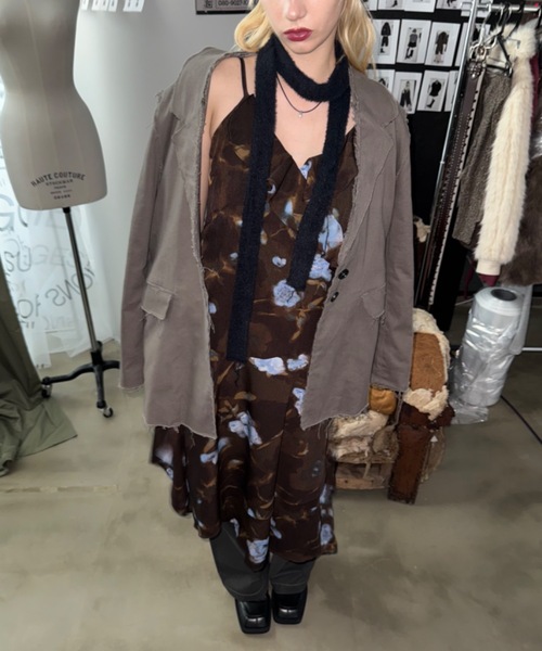 SHAGGIE(シャギー)の「フラワープリントラッフルロングワンピース(ワンピース・レディース・ブラウン・SMALL/MEDIUM)」の2枚目の写真