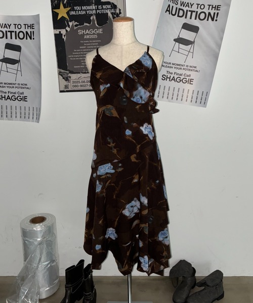SHAGGIE(シャギー)の「フラワープリントラッフルロングワンピース(ワンピース・レディース・ブラウン・SMALL/MEDIUM)」の13枚目の写真