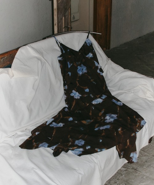 SHAGGIE(シャギー)の「フラワープリントラッフルロングワンピース(ワンピース・レディース・ブラウン・SMALL/MEDIUM)」の22枚目の写真