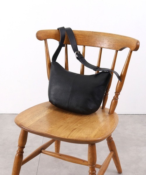 COOCO シュリンクレザーハーフムーンショルダーバッグ（ショルダー