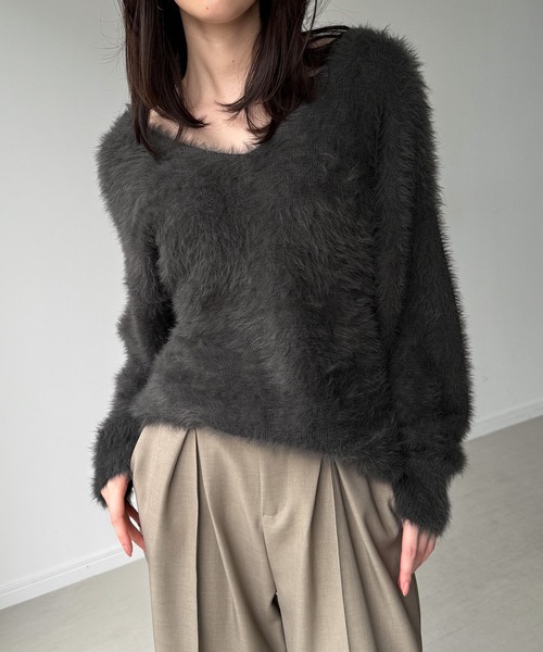junoah(ジュノア)の「バックリボンフェザーニットトップス(ニット/セーター・レディース・ブラック/グレイッシュベージュ/アイボリー/チャコール・FREE)」の7枚目の写真