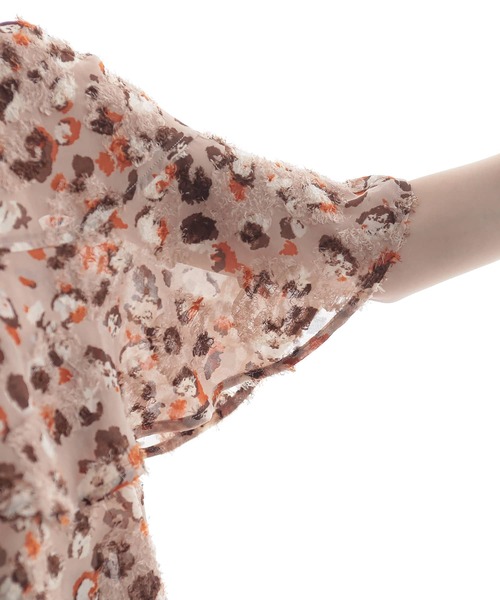 n'OrLABEL（ノアールレーベル）の「『カットジャカードプリントフレア袖ブラウス』（シャツ/ブラウス・レディース・ベージュ/グリーン/ブラック・1/2）」の4枚目の写真