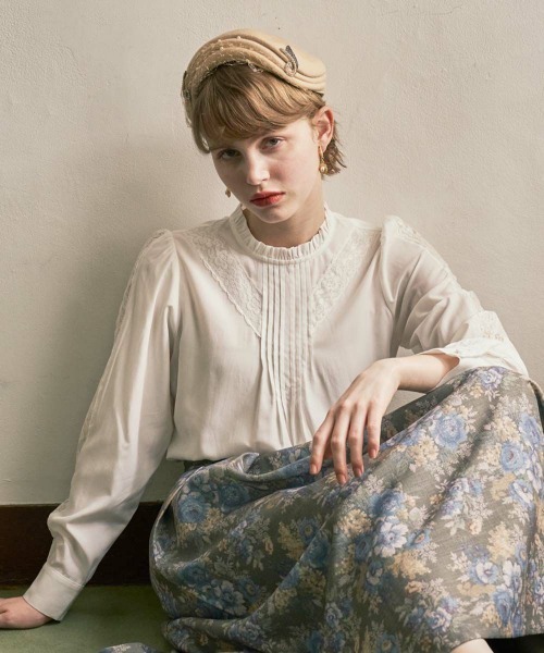 an another angelus（アンアナザーアンジェラス）の「フロントピンタックレース使いブラウス/fint フィント（シャツ/ブラウス・レディース・オフホワイト/モーブ系・FREE）」の2枚目の写真