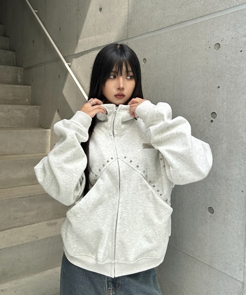 KsG(ケーエスジー)の「Studs Line Zip Hoodie(パーカー・レディース・ホワイト/ブラック・SMALL/MEDIUM/LARGE)」の1枚目の写真
