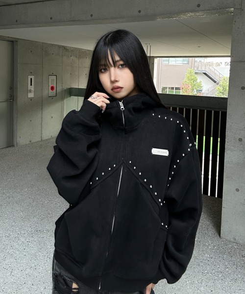 KsG(ケーエスジー)の「Studs Line Zip Hoodie(パーカー・レディース・ホワイト/ブラック・SMALL/MEDIUM/LARGE)」の2枚目の写真