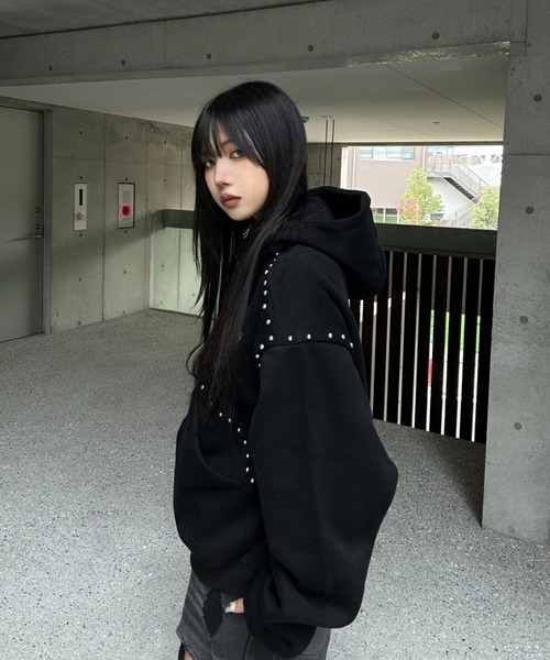 KsG(ケーエスジー)の「Studs Line Zip Hoodie(パーカー・レディース・ホワイト/ブラック・SMALL/MEDIUM/LARGE)」の5枚目の写真