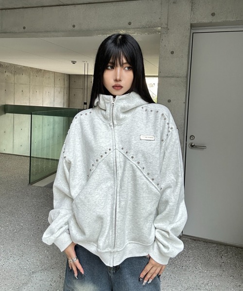 KsG(ケーエスジー)の「Studs Line Zip Hoodie(パーカー・レディース・ホワイト/ブラック・SMALL/MEDIUM/LARGE)」の4枚目の写真