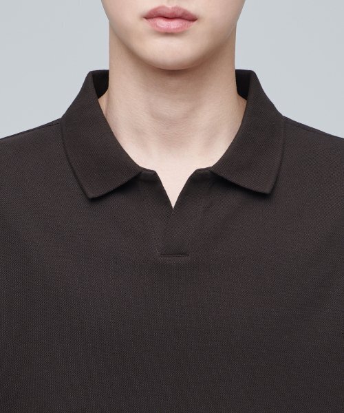 MUSINSA STANDARD（ムシンサスタンダード）の「スリットネックピケタートルネックシャツ[ダークブラウン]（ポロシャツ・メンズ・その他・SMALL/MEDIUM/LARGE/X-LARGE/XX-LARGE）」の4枚目の写真
