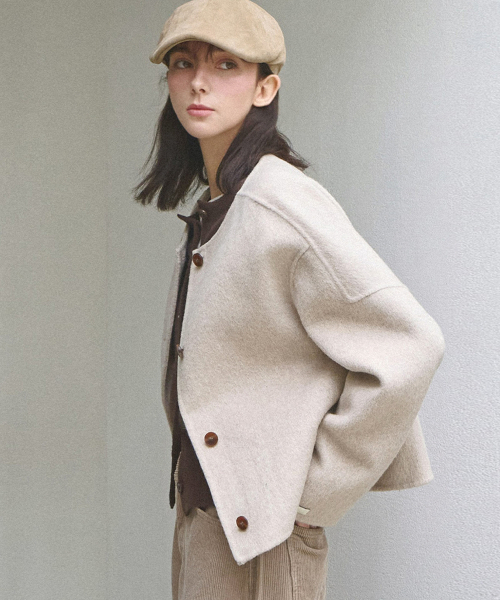 SLOWLOLLI(スローローリ)の「Handcrafted buttoned half coat_3 Colors(トレンチコート・レディース・Beige/グレー/ブラック・FREE)」の4枚目の写真