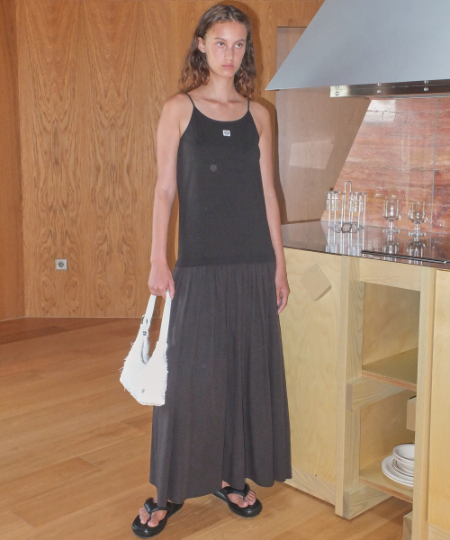 EN OR（エンオール）の「COTTON SHIRRING MAXI DRESS - BLACK（ワンピース・レディース・その他・MEDIUM/SMALL）」の4枚目の写真
