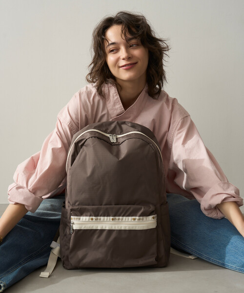 FREAK'S STORE（フリークスストア）の「LeSportsac × FREAK'S STORE/レスポートサック 別注 CLASSIC EVERYDAY BACKPACK/クラシック エブリデイ バックパック/A４サイズ/ノートPC収納可能（バックパック/リュック・レディース・ブラウン/ブラック・ONE SIZE）」の2枚目の写真