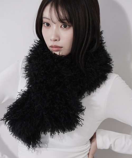 me+em select(ミームセレクト)の「【 2color 】プードルフェイクファーボリュームロングマフラー / poodle fake fur volume long muffler(マフラー・レディース・ホワイト/ブラック・FREE)」の2枚目の写真
