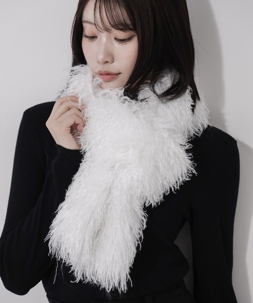 me+em select(ミームセレクト)の「【 2color 】プードルフェイクファーボリュームロングマフラー / poodle fake fur volume long muffler(マフラー・レディース・ホワイト/ブラック・FREE)」の5枚目の写真