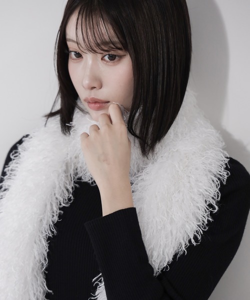 me+em select(ミームセレクト)の「【 2color 】プードルフェイクファーボリュームロングマフラー / poodle fake fur volume long muffler(マフラー・レディース・ホワイト/ブラック・FREE)」の4枚目の写真