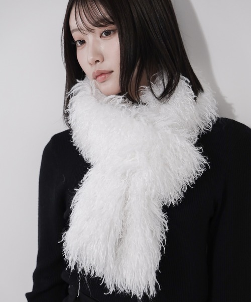 me+em select(ミームセレクト)の「【 2color 】プードルフェイクファーボリュームロングマフラー / poodle fake fur volume long muffler(マフラー・レディース・ホワイト/ブラック・FREE)」の6枚目の写真