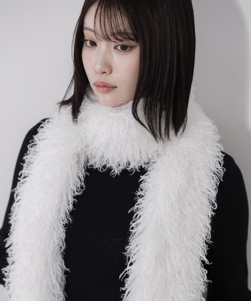me+em select(ミームセレクト)の「【 2color 】プードルフェイクファーボリュームロングマフラー / poodle fake fur volume long muffler(マフラー・レディース・ホワイト/ブラック・FREE)」の7枚目の写真