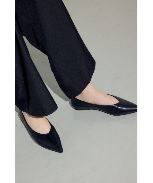 AZUL by moussy（アズールバイマウジー）の「ソフトインソールローヒールパンプス（パンプス・レディース・グレイッシュベージュ/ブラック/レッド・LARGE/MEDIUM/SMALL）」の4枚目の写真