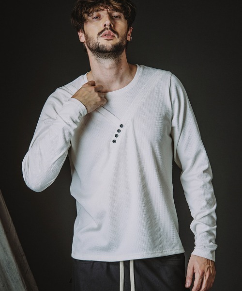 NO ID.(ノーアイディ)の「mlt5582-イレギュラーネックPO プルオーバー(858006-406T)(Tシャツ/カットソー・メンズ・ホワイト/グレー/ブラック・1/2)」の2枚目の写真