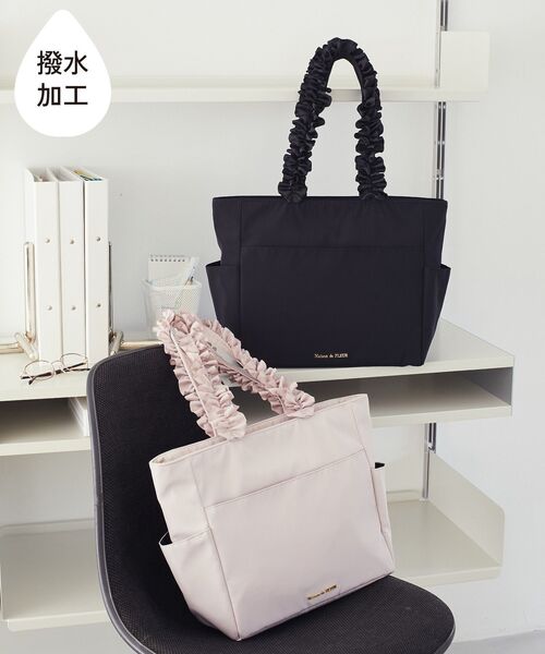 Maison de FLEUR(メゾンドフルール)の「撥水加工フリルハンドルトートバッグ(トートバッグ・レディース・ピンク系その他3/ブラック・FREE)」の3枚目の写真
