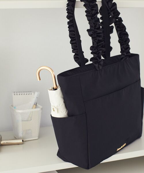 Maison de FLEUR(メゾンドフルール)の「撥水加工フリルハンドルトートバッグ(トートバッグ・レディース・ピンク系その他3/ブラック・FREE)」の4枚目の写真