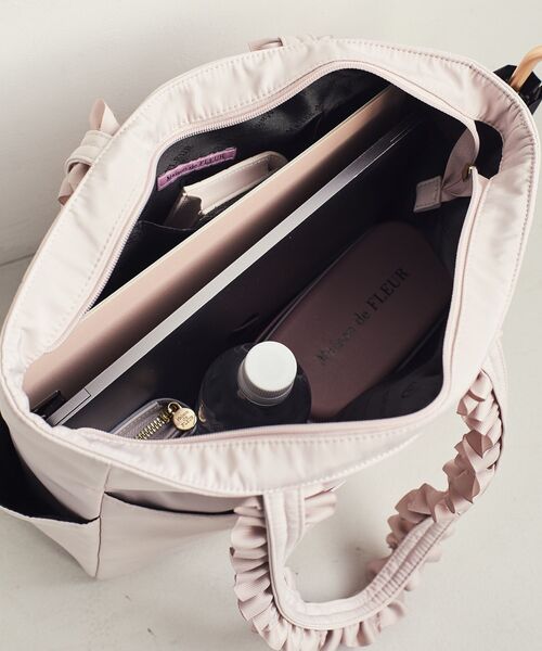 Maison de FLEUR(メゾンドフルール)の「撥水加工フリルハンドルトートバッグ(トートバッグ・レディース・ピンク系その他3/ブラック・FREE)」の6枚目の写真