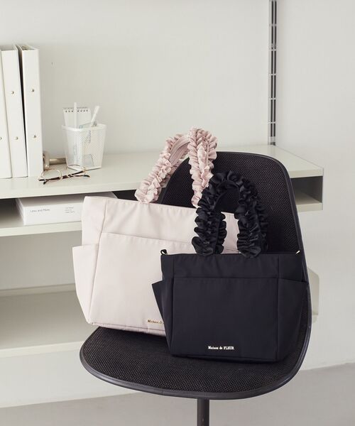Maison de FLEUR(メゾンドフルール)の「撥水加工フリルハンドルトートバッグ(トートバッグ・レディース・ピンク系その他3/ブラック・FREE)」の7枚目の写真