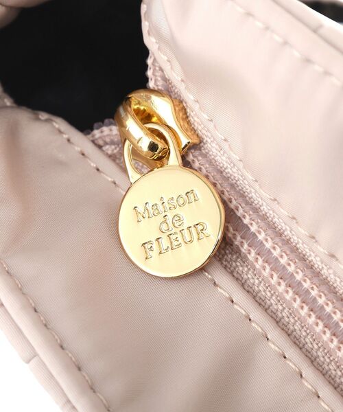 Maison de FLEUR(メゾンドフルール)の「撥水加工フリルハンドルトートバッグ(トートバッグ・レディース・ピンク系その他3/ブラック・FREE)」の18枚目の写真