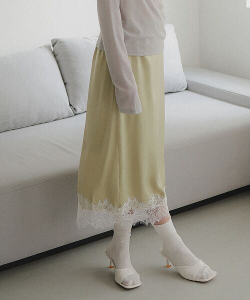 KOBE LETTUCE（コウベレタス）の「選べる2タイプミディorロング裾レースサテンスカート（スカート・レディース・ブラック/ベージュ/サックスブルー/ミント・LONG/MEDIUM）」の4枚目の写真