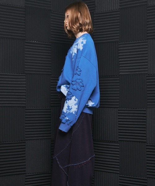 MAISON SPECIAL(メゾンスペシャル)の「《UNISEX》Flower Patch Prime-Over Crew Neck Sweatshirt/フラワーパッチプライムオーバークルーネックスウェット【MAISON SPECIAL/メゾンスペシャル】(スウェット・メンズ・ブラック/チャコールグレー/ピンク/ブルー・0/2/1)」の15枚目の写真