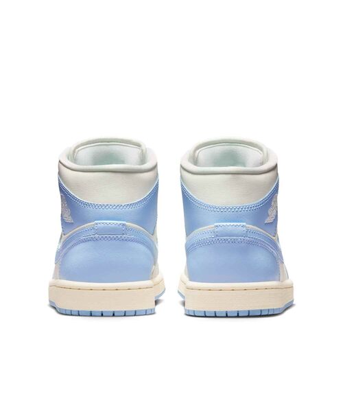 JORDAN BRAND(ジョーダンブランド)の「エア ジョーダン 1 MID ウィメンズシューズ / Air Jordan 1 Mid Women's Shoes BQ6472-402 Psychic Blue(スニーカー・レディース・スカイブルー・22.5/22/26/25.5/25/24.5/24/23.5/23)」の4枚目の写真