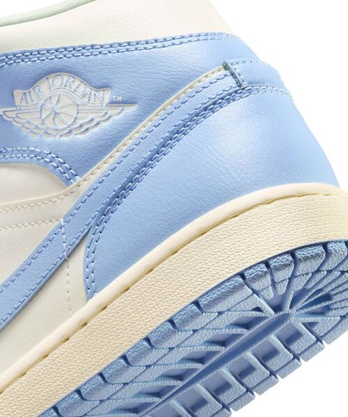 JORDAN BRAND(ジョーダンブランド)の「エア ジョーダン 1 MID ウィメンズシューズ / Air Jordan 1 Mid Women's Shoes BQ6472-402 Psychic Blue(スニーカー・レディース・スカイブルー・22.5/22/26/25.5/25/24.5/24/23.5/23)」の2枚目の写真