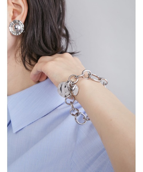 Mila Owen(ミラオーウェン)の「コインモチーフチェーンブレス(ブレスレット・レディース・マルチ/シルバー/ゴールド・F)」の7枚目の写真