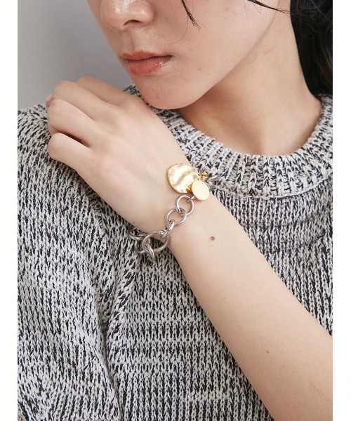 Mila Owen(ミラオーウェン)の「コインモチーフチェーンブレス(ブレスレット・レディース・マルチ/シルバー/ゴールド・F)」の8枚目の写真