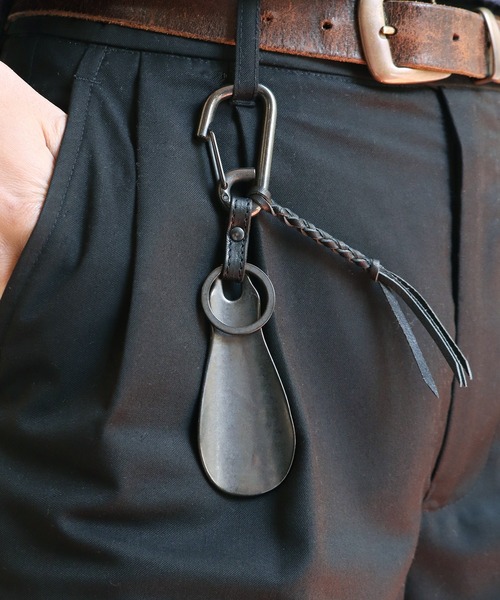 MR.OLIVE(ミスターオリーブ)の「MR.OLIVE OLISHED STEER LEATHER / BRASS SHOE HORN KEY RING / ME361(キーケース/キーアクセサリー・メンズ・シルバー/ブラック/ブラウン・FREE)」の4枚目の写真