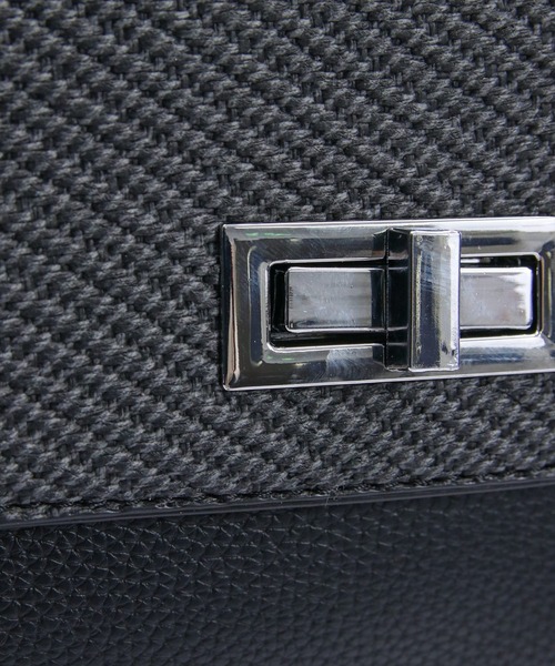 CLEAR BASIC（クリアベーシック）の「ロゴメタル2WAYフラップハンドバッグ［大人 カジュアル 着回し力抜群］（ハンドバッグ・レディース・ブラック/ブルーグレー/アイボリー・F）」の17枚目の写真